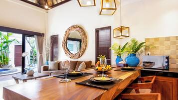 Deluxe Suite, 2 Bedrooms, Pool View | Dining room