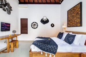 Deluxe suite, 2 slaapkamers, uitzicht op zwembad | 2 slaapkamers, een kluis op de kamer, een strijkplank/strijkijzer
