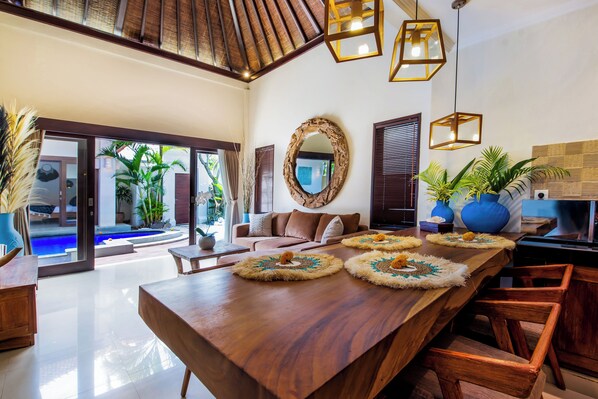 Suite Deluxe, 2 chambres, vue piscine | Salle à manger