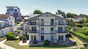 Monikerroksinen rakennus nimeltä ’Villa Bolte’, jossa on parvekkeita, patio ja sitä ympäröivä puutarha.