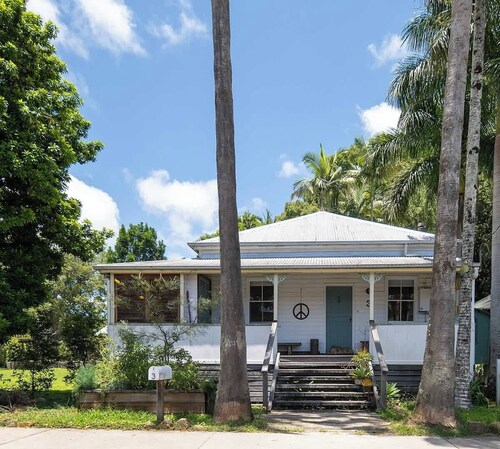 Charming Central Bangalow Stay – Pet Friendly