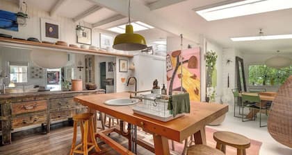 Walk to Town Pet-Friendly Stay l Nova Escapes