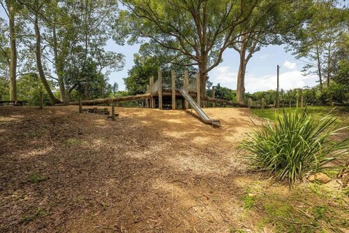 Charming Central Bangalow Stay – Pet Friendly