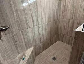 Doccia, asciugamani, sapone, carta igienica