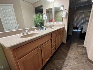 Een douche, handdoeken, zeep, toiletpapier