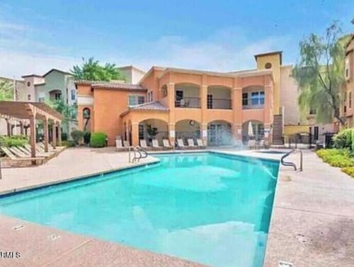 Charming 2-bedroom condo in beautiful Surprise with WiFi, AC