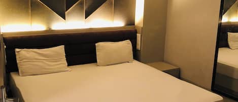 Tweepersoonskamer, uitzicht op stad | Luxe beddengoed, donzen dekbedden, bedden met traagschuimmatras