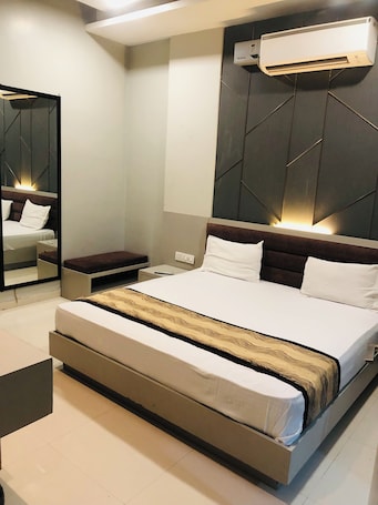 Double Room, City View | Premium bedding, down comforters, memory foam beds, soundproofing