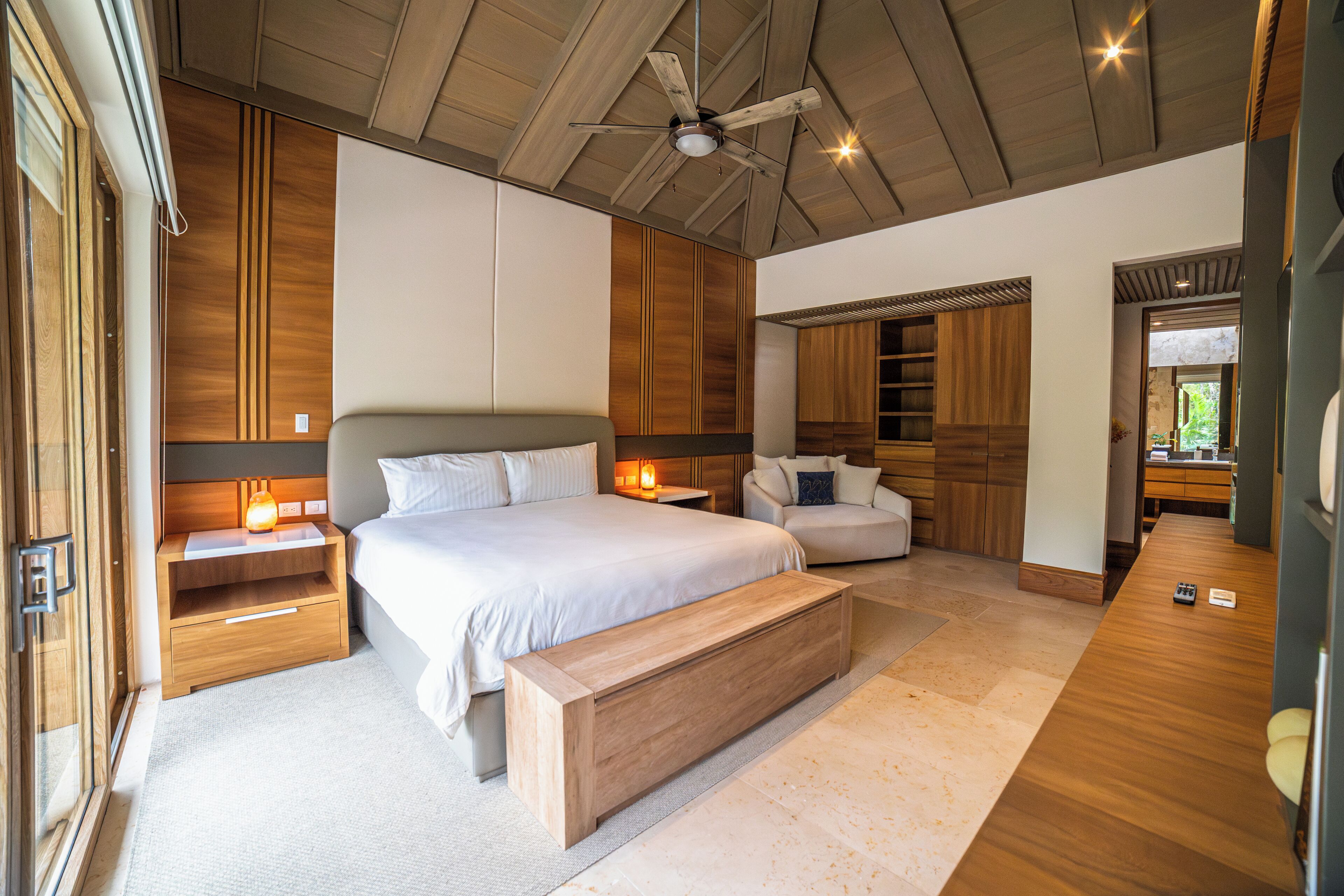 4 habitaciones, caja de seguridad en la habitación y escritorio 