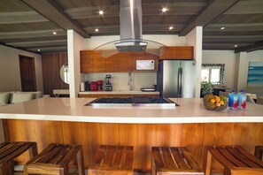 Mikrobølgeovn, ovn, kaffetrakter/tekoker og brødrister