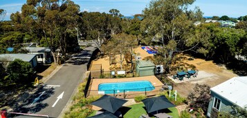 Una piscina al aire libre, una piscina climatizada