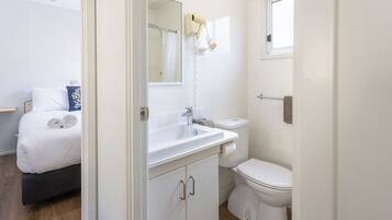 Family Cabin | Bathroom