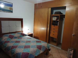 1 habitación, tabla de planchar con plancha, wifi gratis y ropa de cama 
