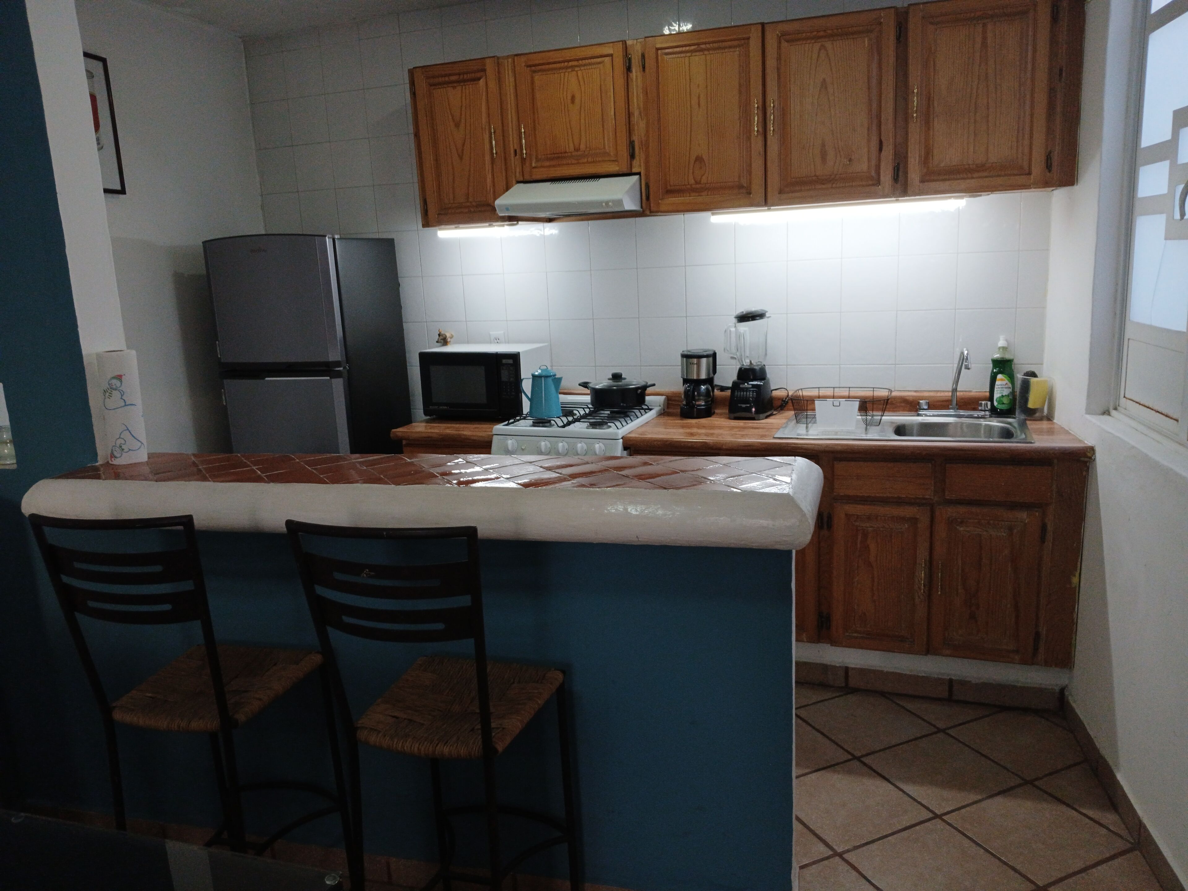 Réfrigérateur, micro-ondes, four, plaque de cuisson