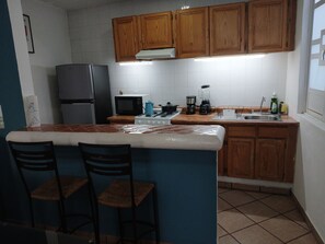 雪櫃、微波爐、焗爐、爐具