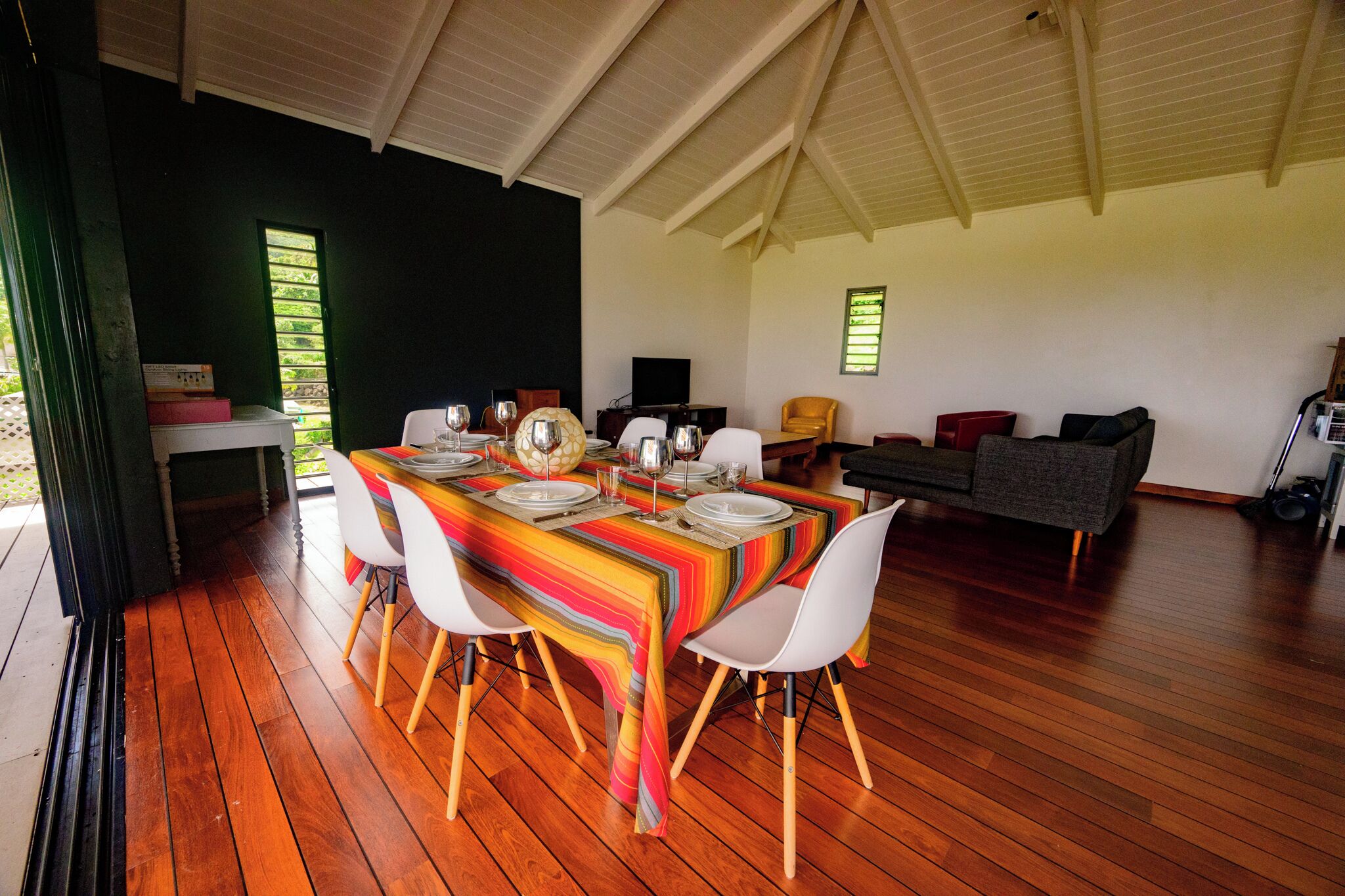 Air Conditioned 3 Bedroom Swimming Pool House Centrally Located Maharepa Moorea - French Polynesia