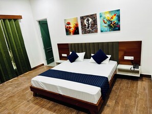 Tweepersoonskamer, uitzicht op de stad | Geluiddichte muren, gratis wifi