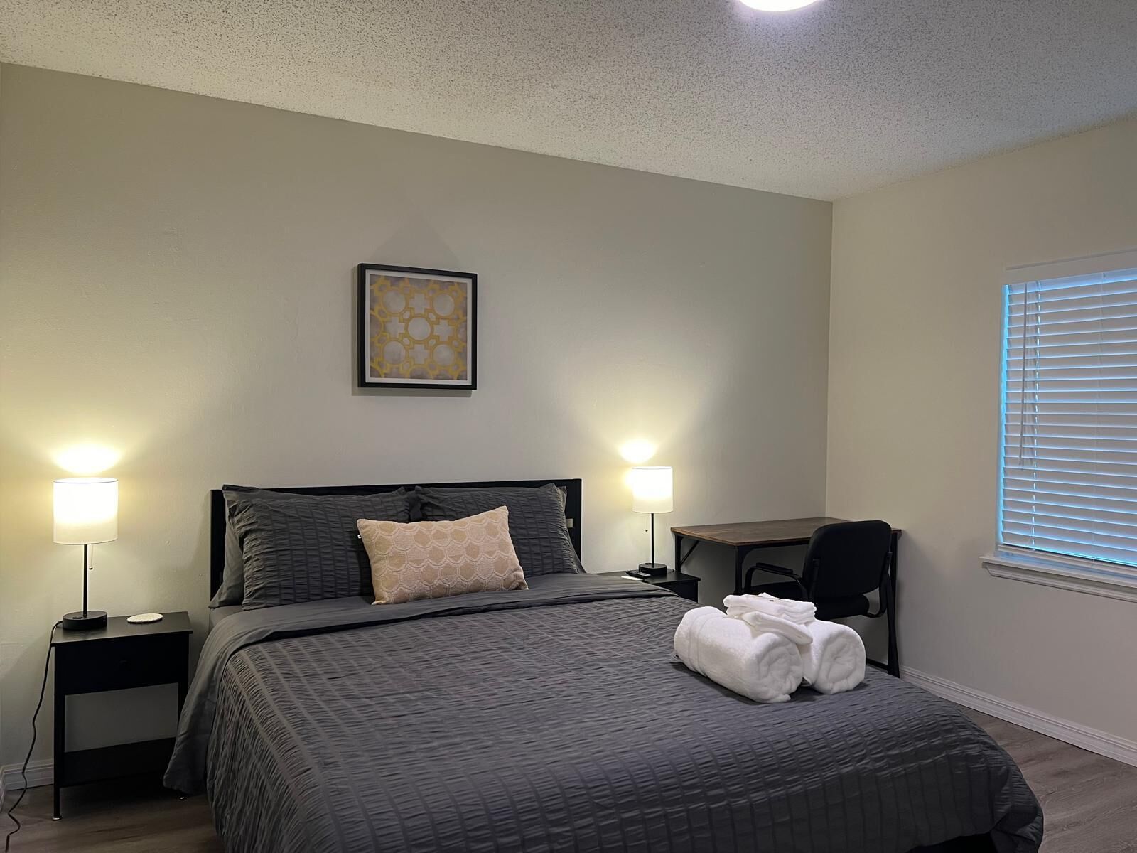 2 habitaciones, tabla de planchar con plancha, wifi y ropa de cama 