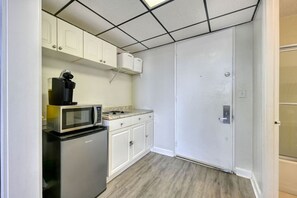 Réfrigérateur, four à micro-ondes, surface de cuisson, cafetière-théière