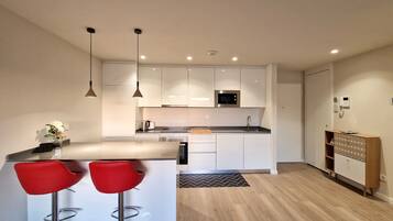 Een koelkast, een microgolfoven, een oven, een vaatwasser