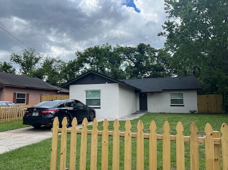 Property grounds. Modern Guest Suite Near Downtown