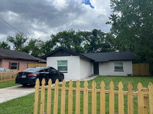 Modern Guest Suite Near Downtown