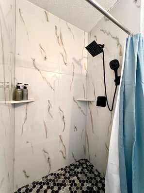 Hair dryer, towels, soap, toilet paper - Modern Guest Suite near UCF (Orlando)