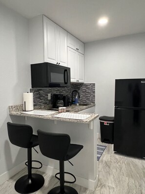 Kjøleskap og mikrobølgeovn