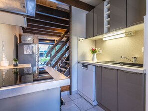 Kjøleskap, mikrobølgeovn, oppvaskmaskin og kjøkkenutstyr