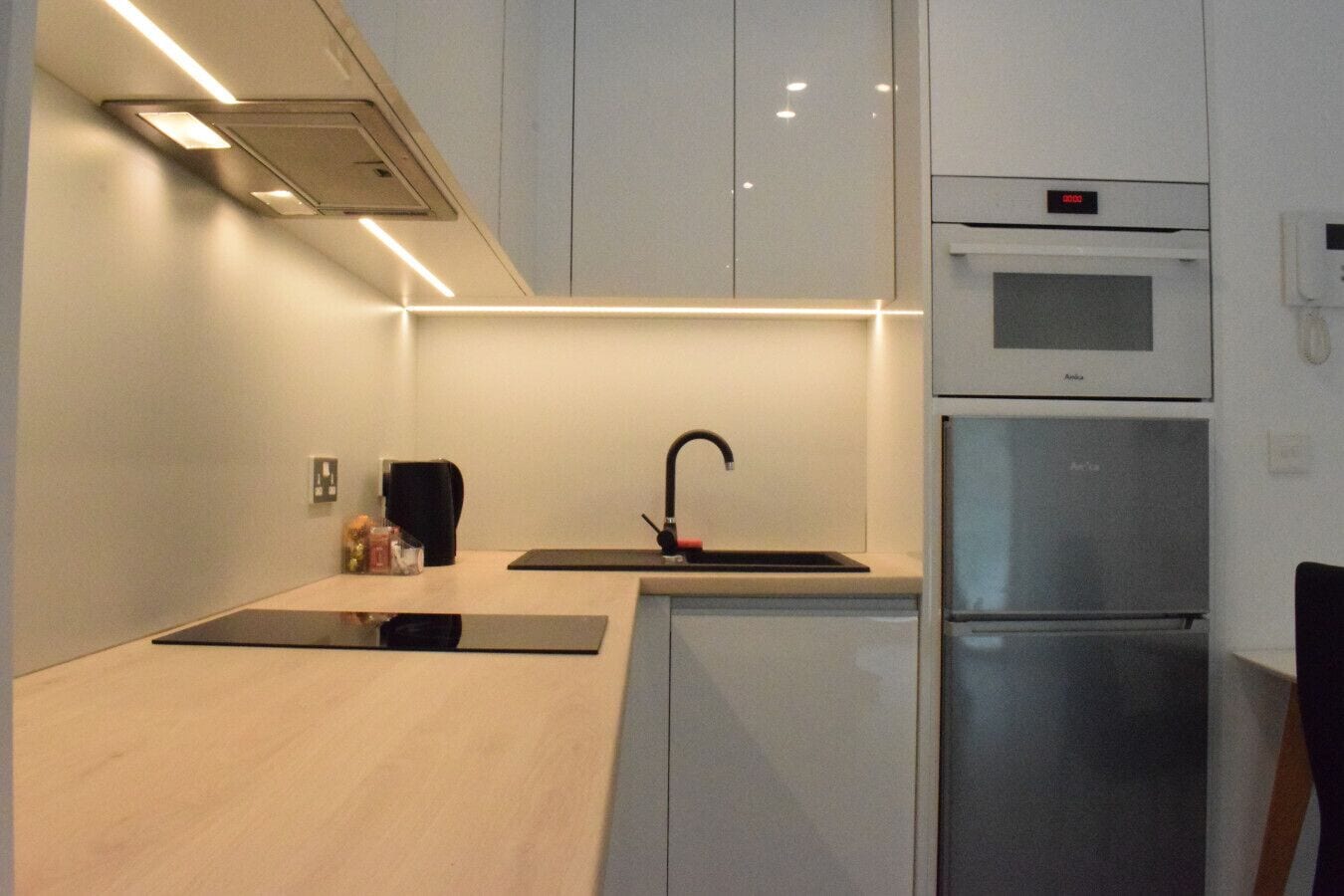 雪櫃、微波爐、焗爐、洗碗機