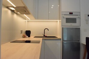 Een koelkast, een microgolfoven, een oven, een vaatwasser