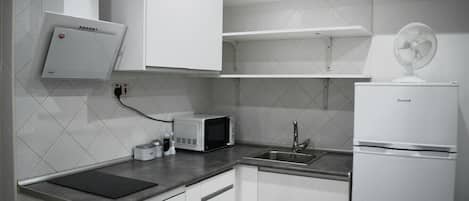 Fridge, microwave, oven, coffee/tea maker