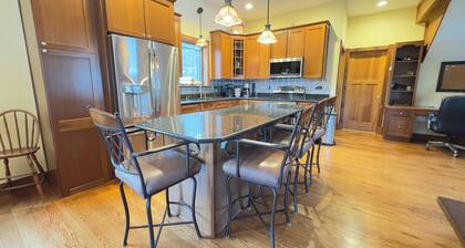 IN-GROUND POOL & FIREPIT, SLEEPS 10, BY LAKE WALLENPAUPACK