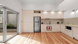Una cocina moderna con horno empotrado, refrigerador y lavaplatos.