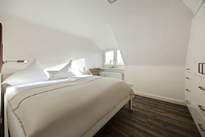 2 bedrooms, in-room safe, desk, iron/ironing board