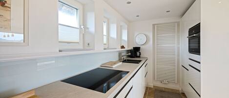 Geladeira, micro-ondas, fogão, cooktop