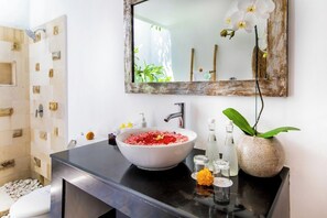 Shower, hair dryer, towels, soap - VIlla Joyosa, Cheerful 2 Bedroom Villa in Oberoi (Seminyak)