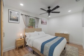3 slaapkamers, een strijkplank/strijkijzer, wifi, beddengoed