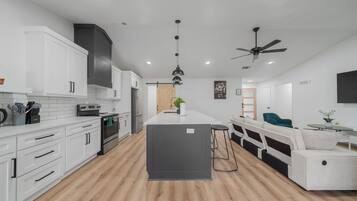 Een magnetron, een oven, een kookplaat, een vaatwasser