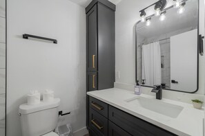 Shower, hair dryer, bidet, towels - Luxury in Euless - Close to DFW Airport and Cowboy Stadium (Euless)