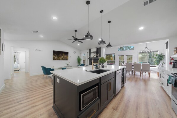 Mikrovågsugn, ugn, spishäll och diskmaskin