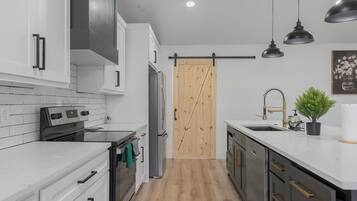 Een magnetron, een oven, een kookplaat, een vaatwasser