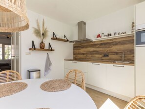 Kühlschrank, Geschirrspüler, Kochgeschirr/Geschirr/Besteck