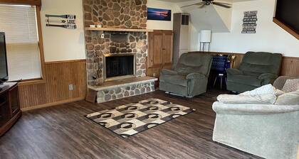 Quiet and peaceful 4-bedroom cottage on Anderson Lake, with zero depth entry
