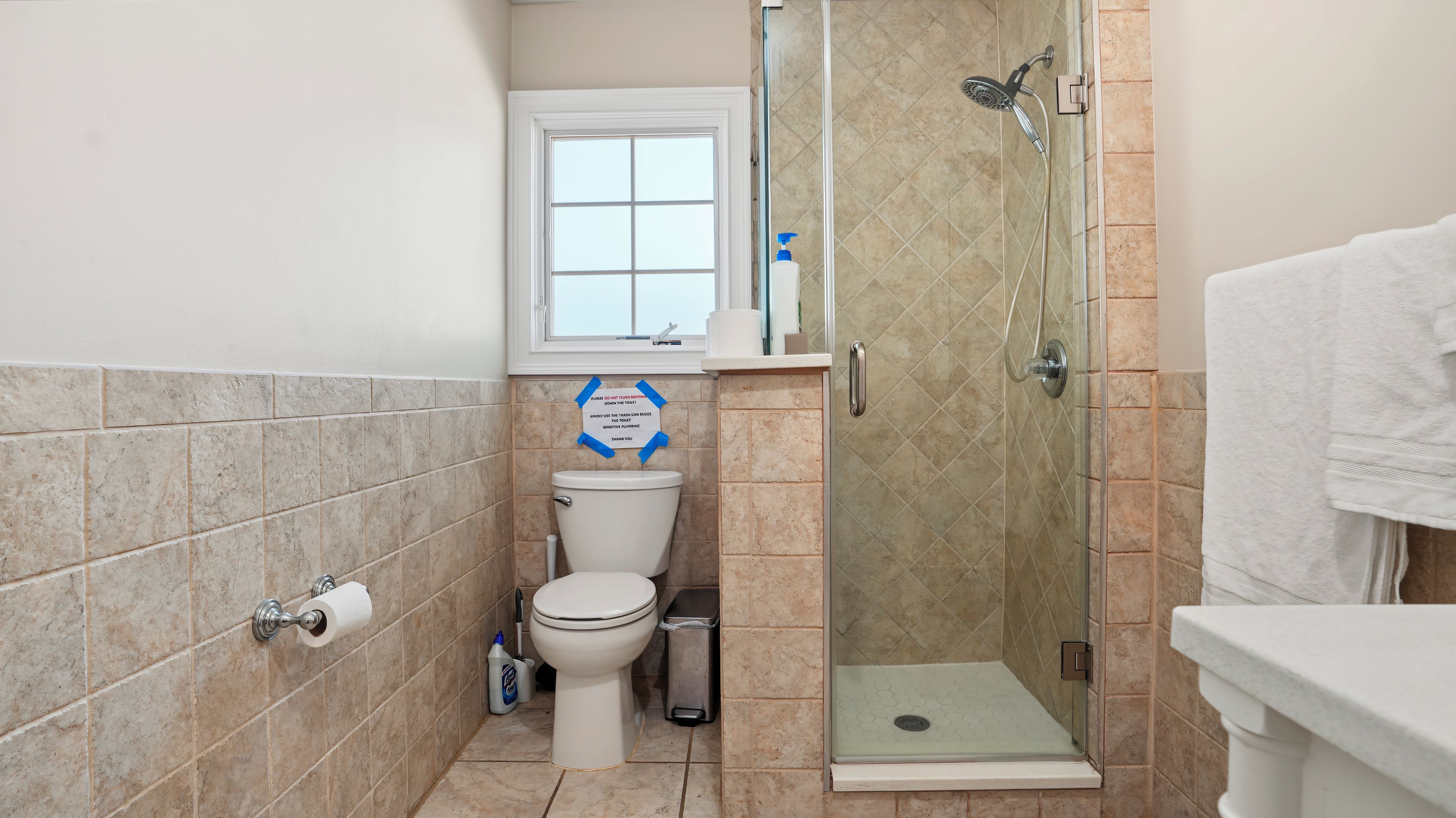Un baño con ducha, inodoro y lavamanos.