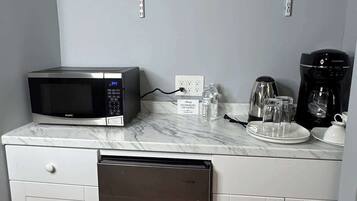 Microwave, cookware/dishes/utensils