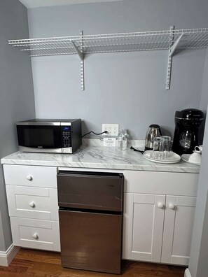 Microwave, cookware/dishes/utensils