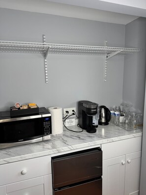 Microwave, cookware/dishes/utensils - Cozy Studio by Hofstra University (Uniondale)