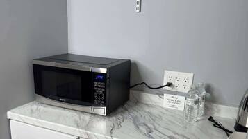 Microondas, cafetera y tetera, tetera eléctrica y utensilios de cocina