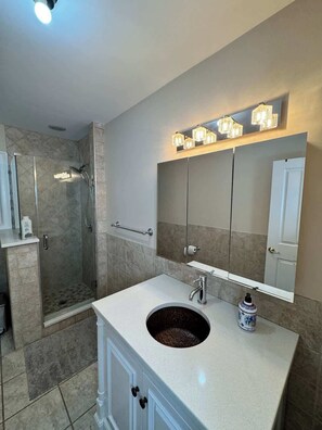 Shower, hair dryer, shampoo - Cozy Studio by Hofstra University (Uniondale)